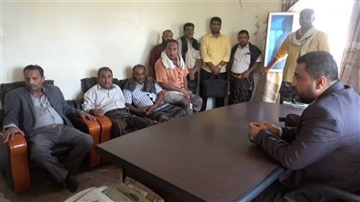 محافظ أبين يتفقد فرع التأمينات ويوجه بتحسين خدمات المتقاعدين