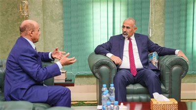 الرئيس الزُبيدي يطّلع على إجراءات البنك المركزي لضبط القطاع المالي والمصرفي