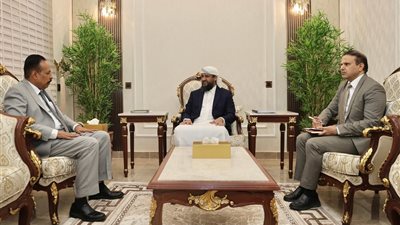 المحرّمي يستعرض خطط صيانة الطرق ويشدد على أولوية العاصمة عدن في تنفيذ المشاريع