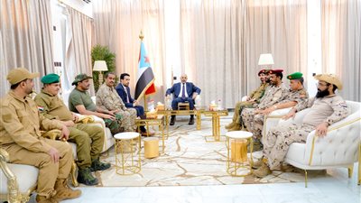 صور.. الرئيس الزُبيدي يرأس اجتماعًا بقيادة قوات دفاع شبوة