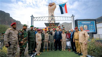تكريمًا لتضحياته.. الرئيس الزُبيدي يزيح الستار عن النصب التذكاري للشهيد القائد منير 