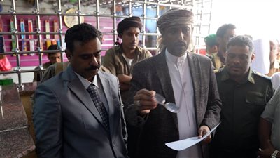 حملة ميدانية لضبط الأسعار في أسواق المهرة تزامنا مع تحسن العملة الوطنية