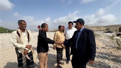 محافظ حضرموت يوجه بحفر ثلاثة آبار جديدة في حقل الشروج بمنطقة فوة القديمة