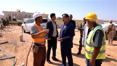محافظ شبوة يتفقد سير العمل في مشروع مبنى مركز علاج سوء التغذية بمدينة عتق