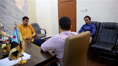 السقاف يكرم الباحث الدكتور عمار عسيري بدرع التميز العلمي