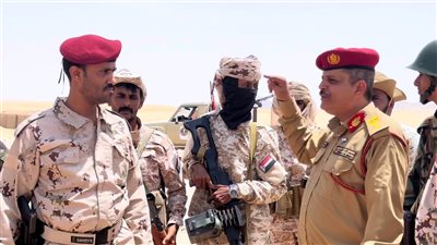 الكعلولي والنقيب يتفقدان النقاط العسكرية في خط الرويك – عارين بشبوة 