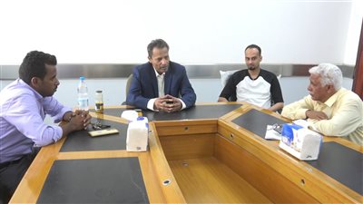 محافظ أبين يناقش سير العمل بمؤسسات المياه والكهرباء 