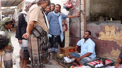 تواصل الحملة الرقابية بالمحفد لضبط أسواق المحال التجارية والخضار والأسماك