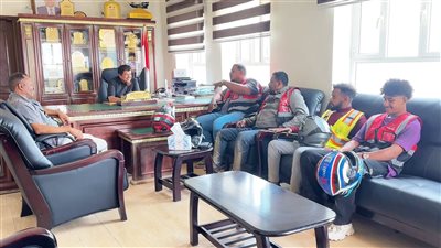 أمين محلي المهرة يلتقي فريق حضرموت للدراجات النارية ويشيد بمبادرتهم السياحية