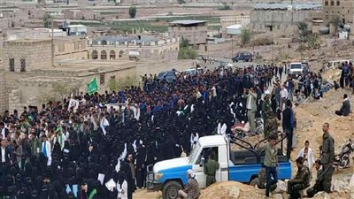 مسيرة طلابية حوثية بالبيضاء تتحول لاشتباكات بعد رفض الأهالي تسييس المدارس