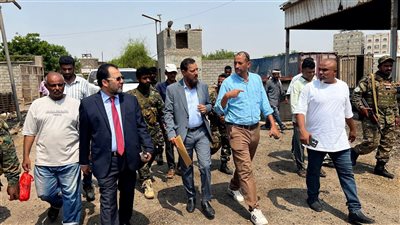 وكيلا العاصمة عدن يطلعان على سير العمل في منشأة 