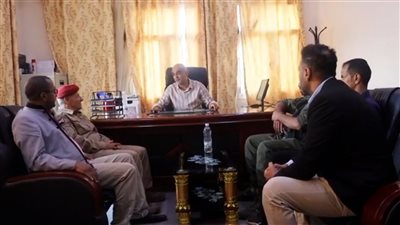 محافظ الضالع ورئيس انتقالي المحافظة يشيدان بإجراءات البنك المركزي لضبط المخالفين