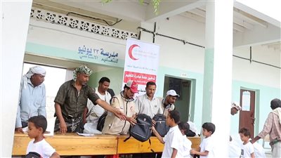 تدشين توزيع الحقيبة المدرسية على طلاب المدارس في مديرية المحفد بأبين