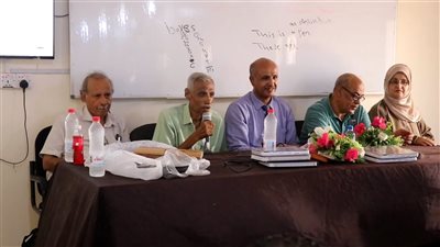 بحضور فريق التوجيه والرقابة الرئاسي.. كلية اللغات بجامعة أبين تكرم المبرزين والمتفوقين 