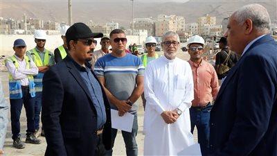 محافظ حضرموت يطلع على سير العمل في المرحلة الثانية من مشروع خور المكلا