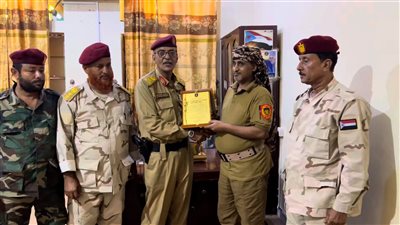 العميد بن سلم يكرم قائد اللواء الرابع حزم لبطولاته في مواجهة السيول