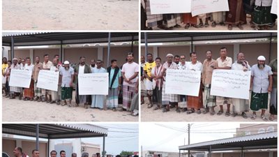 وقفة احتجاجية لسائقي الخط الداخلي بالشحر تطالب بتنظيم الخط 