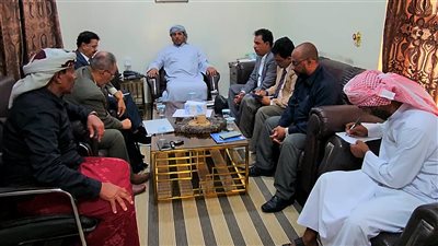 محافظ سقطرى يعقد اجتماعاً موسعاً لبحث ضبط الأسواق ودور المشايخ في دعم الاستقرار