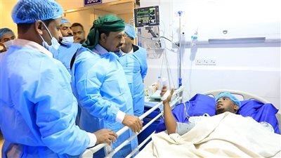 محافظ حضرموت يطمئن على حالة الناجين من أسرة آل باحنبص بحادث العقبة 