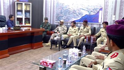 بن الوزير يستقبل خريجي كلية زايد ويؤكد المطالبة بإنشاء الكلية البحرية في شبوة