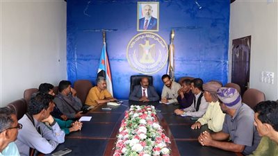 رئيس انتقالي شبوة يشيد بوعي أبناء الطلح ويؤكد تعزيز دور الهيئات المحلية