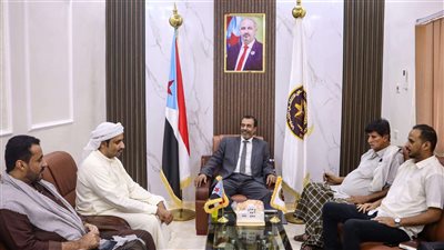 فريق التوجيه الرئاسي يناقش مع الشيخ بريك صمودة أوضاع المناطق الشمالية الغربية بالمهرة