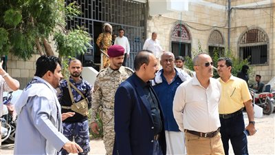 محافظ حضرموت يتفقّد العمل بمؤسسة الاتصالات ويشدد على أهمية تطوير الخدمة للمواطنين