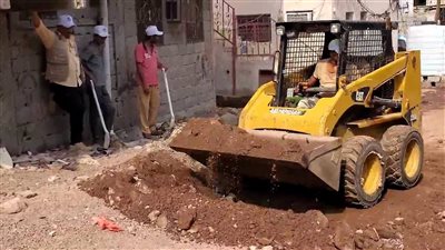 مؤسسة شروين للتنمية تنظم مبادرة لرفع مخلفات السيول من شوارع العاصمة عدن