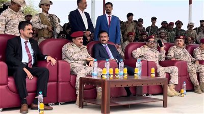 وزير الدفاع يشهد عرضاً عسكرياً في شبوة ويؤكد دعم القدرات الدفاعية للمحافظة