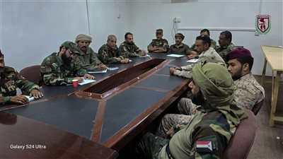 قائد قوات دفاع شبوة يعقد اجتماعاً لرفع الجاهزية الدفاعية ومواجهة التهديدات