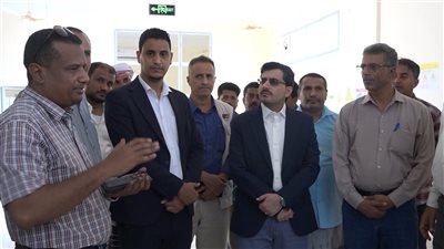 نائب وزير المياه والبيئة يطلع على أوضاع مؤسسة المياه بساحل حضرموت 