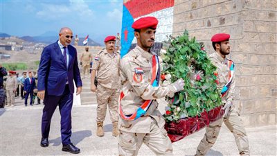الرئيس الزُبيدي يضع إكليلاً من الزهور على نصب الشهيد لبوزة ويزور منصة الشهداء في ردفان