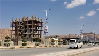 أعلام الجنوب تزين شوارع عتق احتفالاً بالذكرى الـ62 لثورة 14 أكتوبر