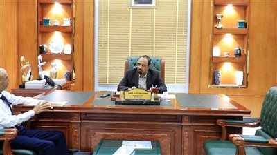 محافظ حضرموت يلتقي مدير عام دوعن ويبحث أوضاع المديرية وسبل تحسين خدمة الكهرباء