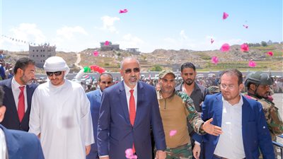 الرئيس الزُبيدي يزور مديرية الشعيب ويفتتح مجمّع الشيخ محمد بن زايد التعليمي