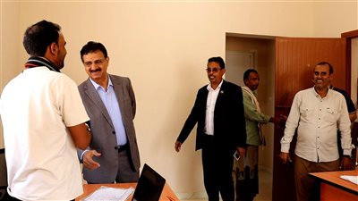 فريق التوجيه والرقابة الرئاسي يطلع على سير العمل بميناء سقطرى 