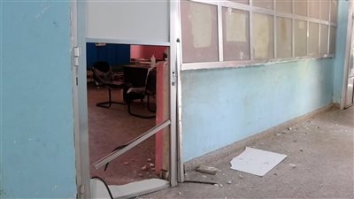 تضرر أجزاء واسعة بمستشفى الشهيد صلاح ناصر جرّاء الهجوم الإرهابي بالمحفد 