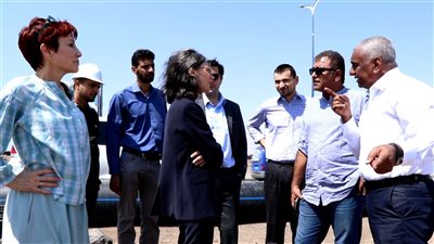 مدير مؤسسة مياه عدن والسفيرة الفرنسية يتفقدان مشروع إعادة تأهيل خط الضخ البحري