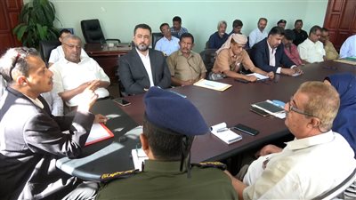 المكتب التنفيذي بأبين يقر آليات لتحصيل الإيرادات ومنع المحاجر غير القانونية