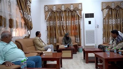 قائد الحزام الأمني يبحث مع قيادات أبين تعزيز الأمن ومكافحة الفساد 