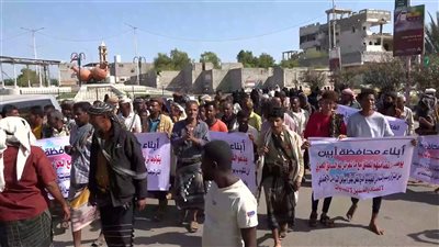 مسيرة حاشدة في أبين للمطالبة بتحسين الأوضاع في المحافظة 