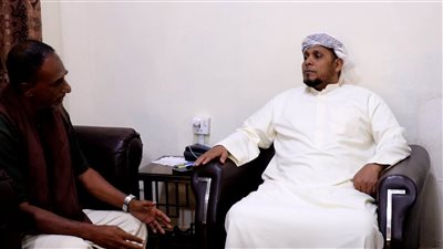 محافظ سقطرى يناقش مع مدير صندوق النظافة خطط تعزيز خدمات النظافة والتحسين بالمحافظة