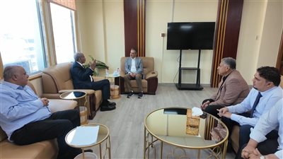مستشار المجلس الرئاسي يناقش مع محافظ عدن مستجدات الأوضاع الخدمية 