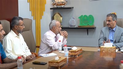 محافظ عدن يناقش مخاطر الانهيارات الصخرية والإجراءات الوقائية