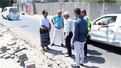 المدير العام لخورمكسر يتفقد أعمال تأهيل الجزيرة الوسطية في شارع كورنيش ساحل أبين