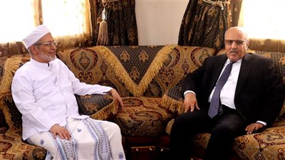 الكثيري يطّلع على أوضاع جامعة الأحقاف وتخصصاتها الأكاديمية