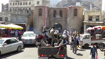 مسلحون مجهولون يستهدفون منزل شيخ قبلي في تعز اليمنية بقنابل يدوية 