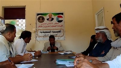 انتقالي خنفر بأبين يناقش الوضع الأمني والخدمي وارتفاع الأسعار