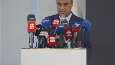 رئيس الوزراء يعلن حزمة مشاريع في قطاع الكهرباء والطاقة بدعم إمارتي 