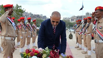 الرئيس الزُبيدي يضع إكليلا من الزهور على النصب التذكاري لشهداء الجنوب العربي بمناسبة العيد الـ58 للاستقلال الوطني 30 نوفمبر